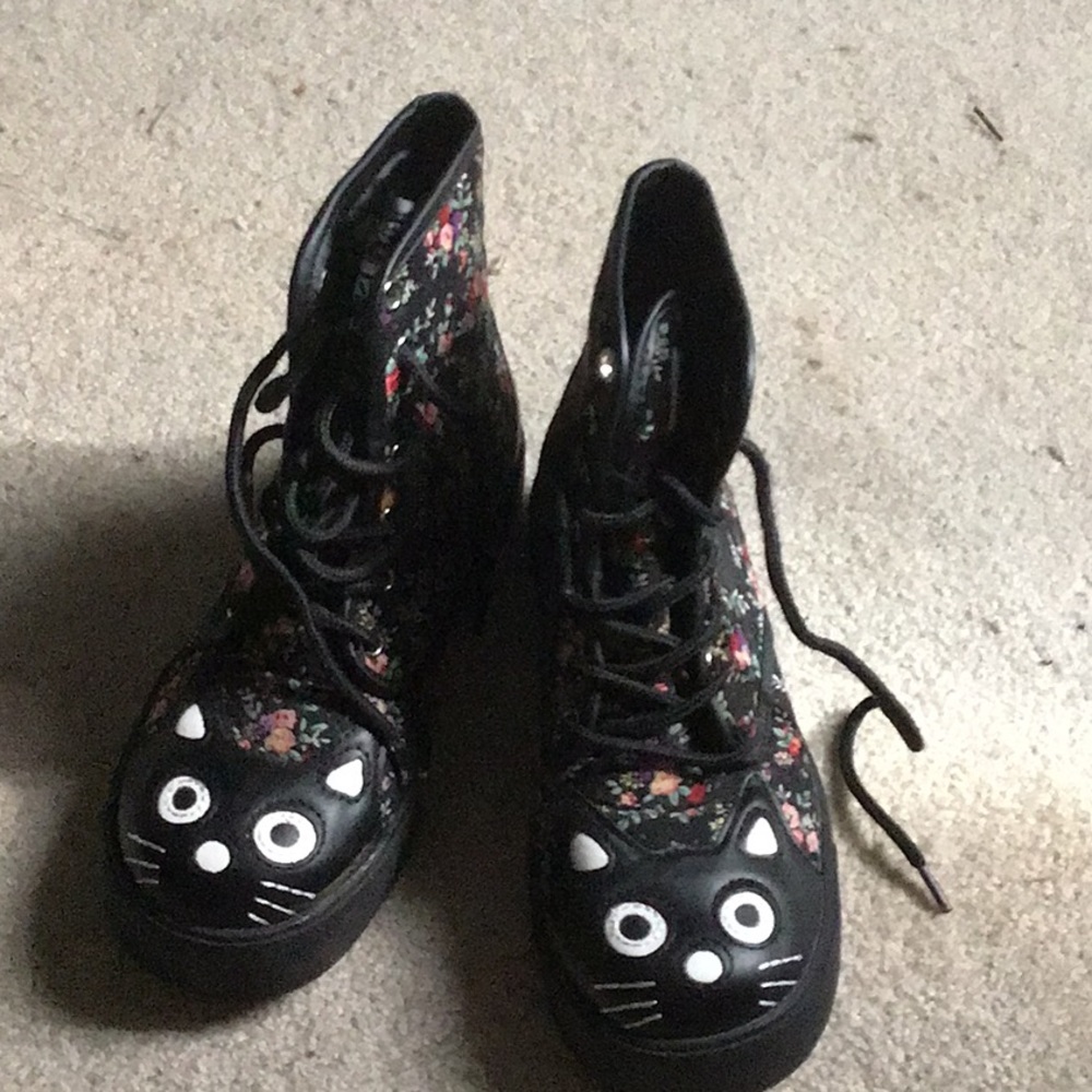 Tuk cat boots